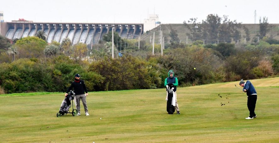 Campo de golf Termas de Río Hondo con la represa al fondo