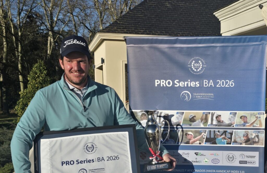 Valentín Vergauven con el trofeo del PRO Series I BA 2026 en Cañuelas Golf Club